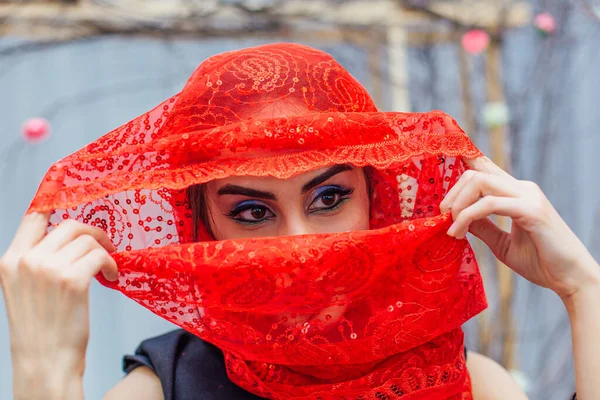 Hermosa mujer oriental con maquillaje y joyas con pañuelo en la cabeza . — Foto de Stock