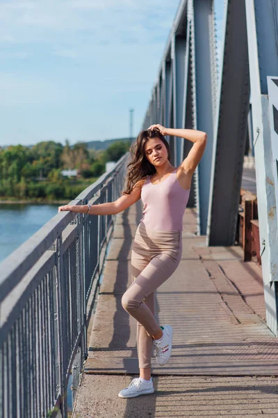 Retrato Verão Quente Uma Jovem Bela Mulher Posando Velha Ponte — Fotografia de Stock