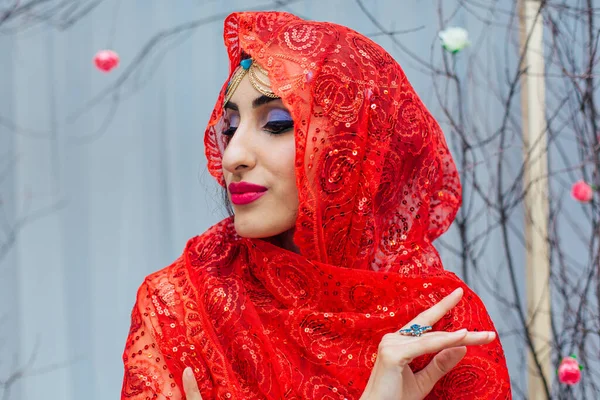 Close Portret Pięknej Wschodniej Kobiety Jasnym Makijażu Biżuterii Noszącej Czerwony — Zdjęcie stockowe