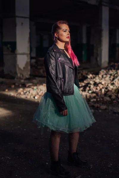 Πορτρέτο Ενός Νέου Κοριτσιού Ροζ Μαλλιά Που Στέκεται Δίπλα Στα — Φωτογραφία Αρχείου