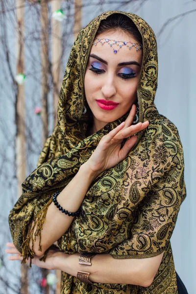 Retrato Cerca Una Hermosa Mujer Oriental Con Maquillaje Brillante Joyas — Foto de Stock