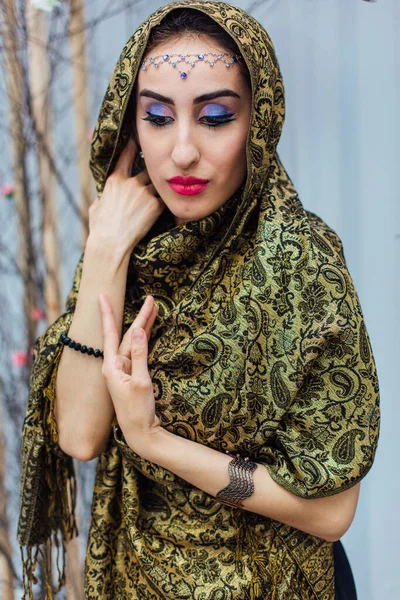 Retrato Cerca Una Hermosa Mujer Oriental Con Maquillaje Brillante Joyas —  Fotos de Stock