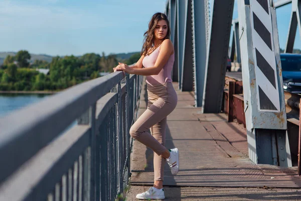 Retrato Cálido Verano Una Joven Mujer Hermosa Posando Viejo Puente — Foto de Stock