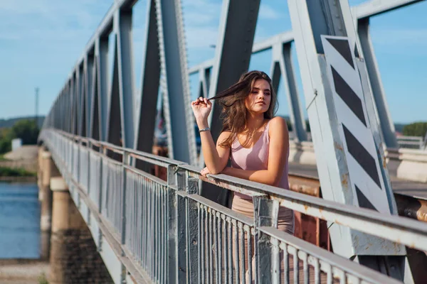 Retrato Verão Quente Uma Jovem Bela Mulher Posando Velha Ponte — Fotografia de Stock