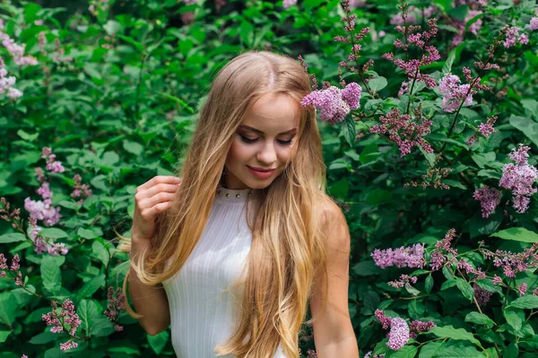 Jarní Portrét Okouzlující Blonďaté Ženy Krásných Bílých Šatech Které Stály — Stock fotografie