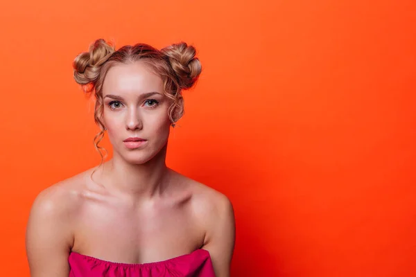 Menina Vestido Vermelho Fundo Laranja Estúdio Menina Loira Com Dois — Fotografia de Stock