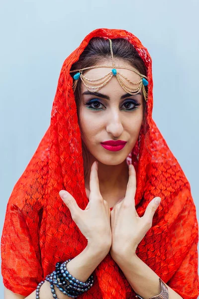 Retrato Cerca Una Hermosa Mujer Oriental Con Maquillaje Brillante Joyas —  Fotos de Stock