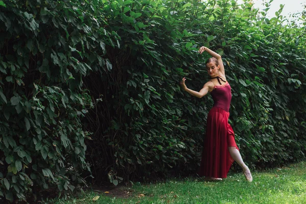 Bailarina Mujer Vestido Ballet Rojo Bailando Zapatos Puntiagudos Parque Otoño — Foto de Stock