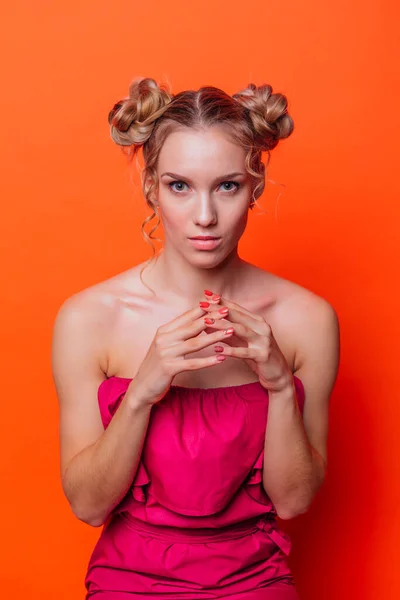 Chica Vestido Rojo Sobre Fondo Naranja Estudio Chica Rubia Con — Foto de Stock