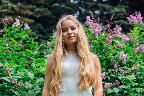 Retrato Primavera Una Encantadora Mujer Rubia Con Hermoso Vestido Blanco — Foto de Stock