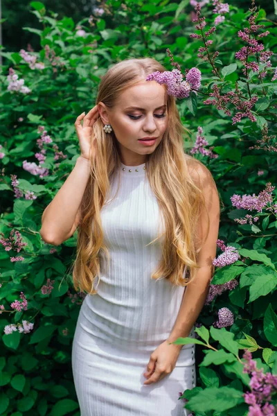 Retrato Primavera Una Encantadora Mujer Rubia Con Hermoso Vestido Blanco — Foto de Stock