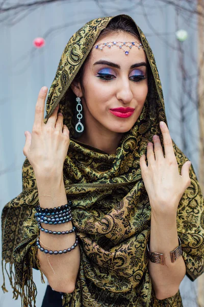Close Retrato Uma Bela Mulher Oriental Com Maquiagem Brilhante Jóias — Fotografia de Stock