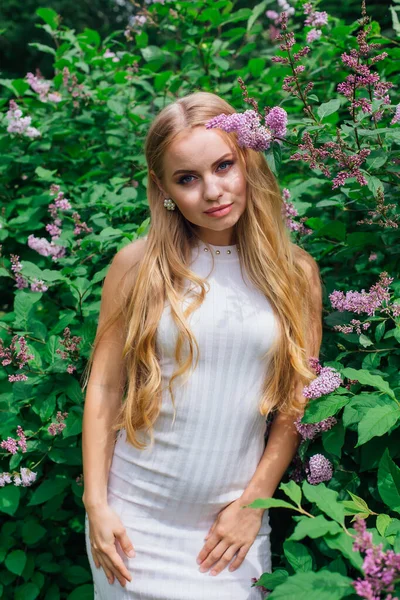 Retrato Primavera Una Encantadora Mujer Rubia Con Hermoso Vestido Blanco — Foto de Stock