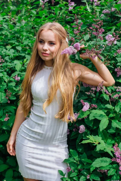 Primavera Retrato Uma Mulher Loira Encantadora Vestindo Belo Vestido Branco — Fotografia de Stock