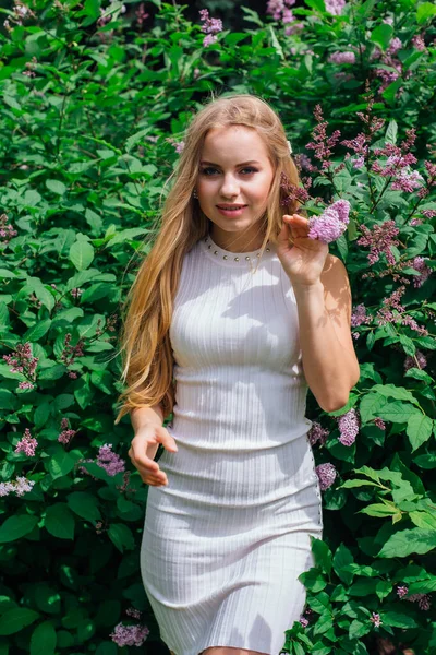 Lente Portret Van Een Charmante Blonde Vrouw Het Dragen Van — Stockfoto