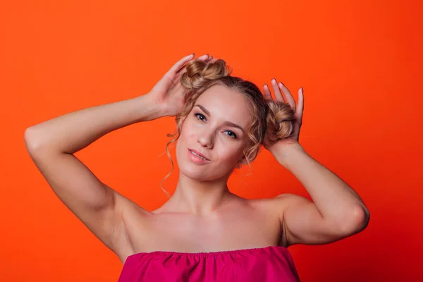 Chica Vestido Rojo Sobre Fondo Naranja Estudio Chica Rubia Con — Foto de Stock