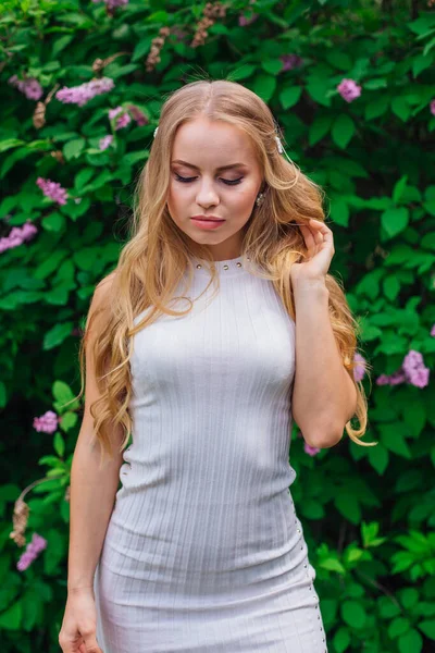 Primavera Retrato Uma Mulher Loira Encantadora Vestindo Belo Vestido Branco — Fotografia de Stock