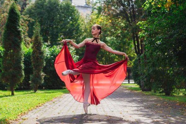 Bailarina Mujer Vestido Ballet Rojo Bailando Zapatos Puntiagudos Parque Otoño — Foto de Stock