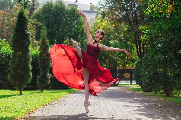 Bailarina Mujer Vestido Ballet Rojo Bailando Zapatos Puntiagudos Parque Otoño —  Fotos de Stock