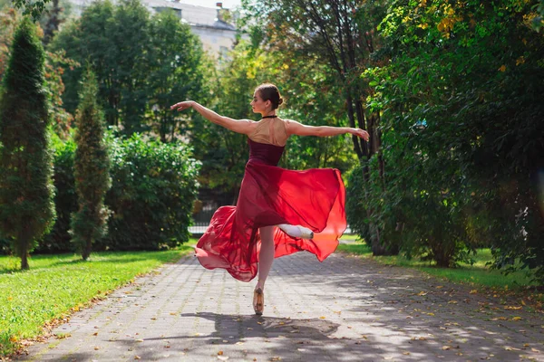 Bailarina Mujer Vestido Ballet Rojo Bailando Zapatos Puntiagudos Parque Otoño —  Fotos de Stock