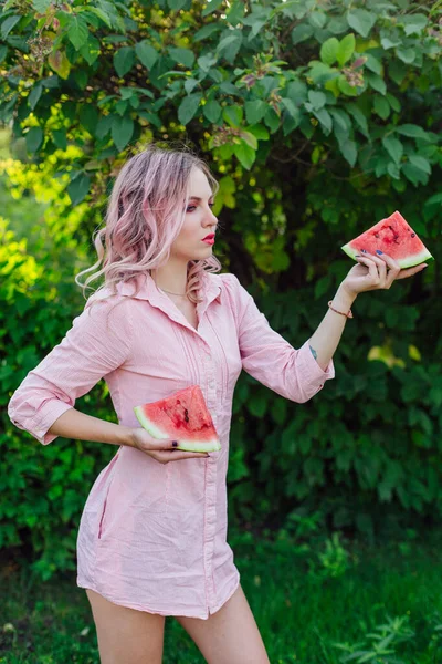 Hermosa Joven Con Pelo Rosa Sosteniendo Dos Rebanadas Sandía Jugosa — Foto de Stock