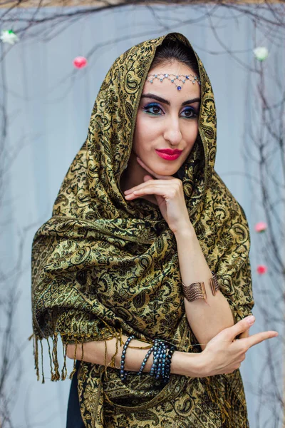 Detail Portrét Krásné Východní Ženy Jasným Make Šperky Hlavě Šátek — Stock fotografie