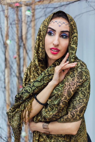 Close Portret Pięknej Wschodniej Kobiety Jasnym Makijażu Biżuterii Noszenie Chustki — Zdjęcie stockowe