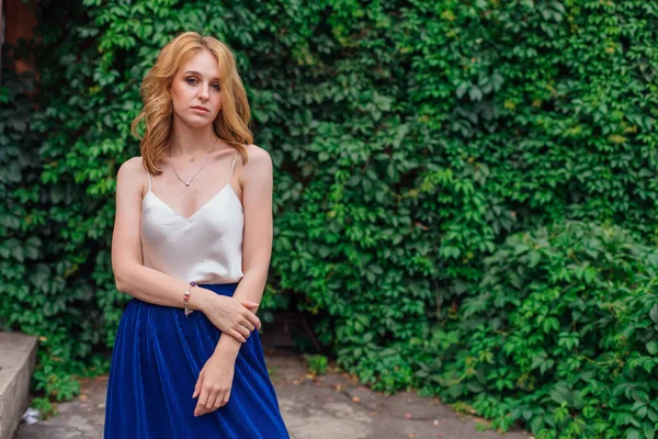 Retrato Una Joven Hermosa Mujer Con Maquillaje Pelo Rubio Rizado — Foto de Stock