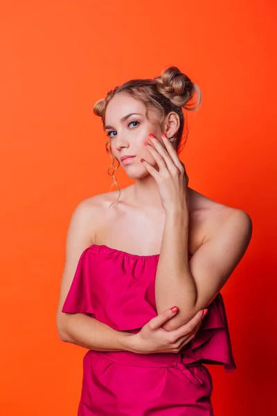 Flickan Röd Klänning Orange Bakgrund Studion Blond Flicka Med Två — Stockfoto