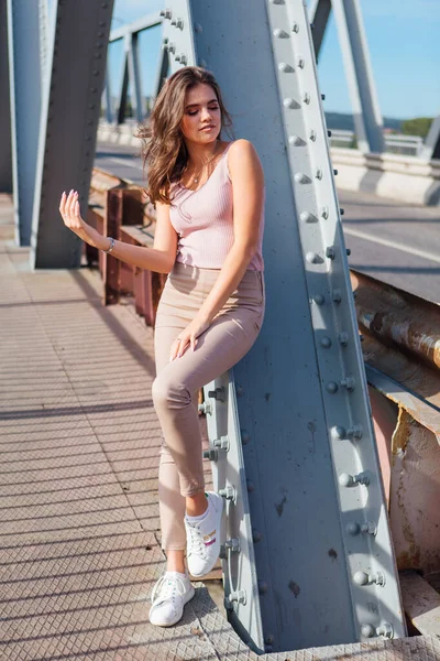 Retrato Cálido Verano Una Joven Mujer Hermosa Posando Viejo Puente — Foto de Stock