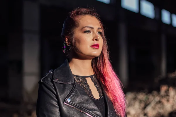 Retrato Una Joven Con Pelo Rosa Pie Junto Los Ladrillos — Foto de Stock