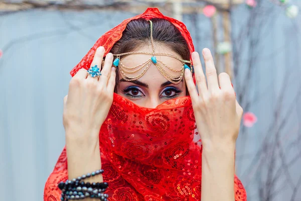 Retrato Cerca Una Hermosa Mujer Oriental Con Maquillaje Brillante Joyas — Foto de Stock