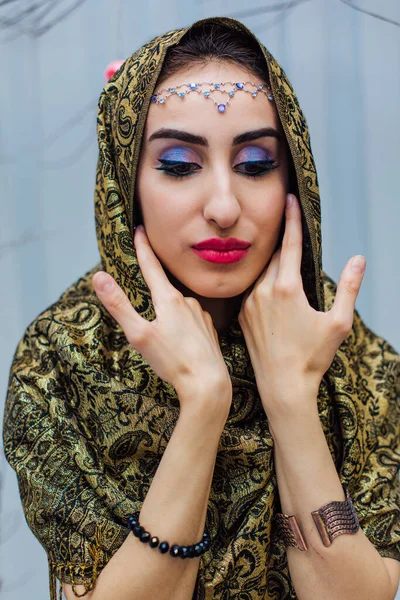 Retrato Cerca Una Hermosa Mujer Oriental Con Maquillaje Brillante Joyas —  Fotos de Stock