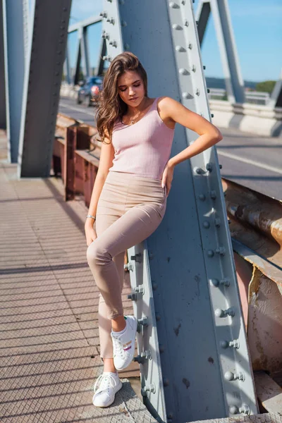 Retrato Verão Quente Uma Jovem Bela Mulher Posando Velha Ponte — Fotografia de Stock