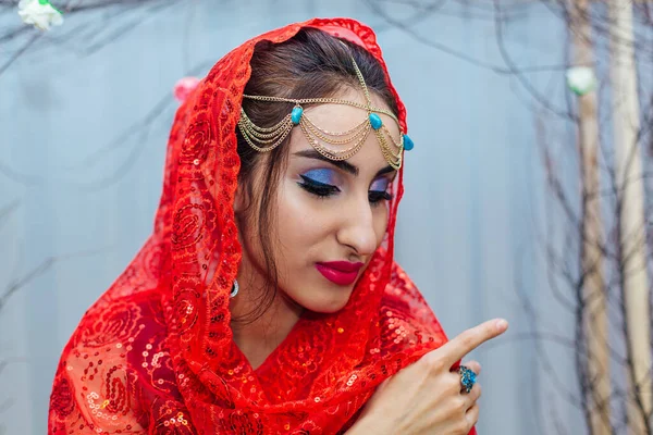 Close Retrato Uma Bela Mulher Oriental Com Maquiagem Brilhante Jóias — Fotografia de Stock