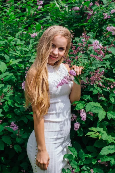 Wiosenny Portret Uroczej Blond Kobieta Ubrana Piękną Białą Sukienkę Stojący — Zdjęcie stockowe