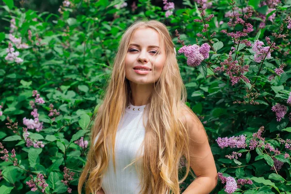 Retrato Primavera Una Encantadora Mujer Rubia Con Hermoso Vestido Blanco — Foto de Stock