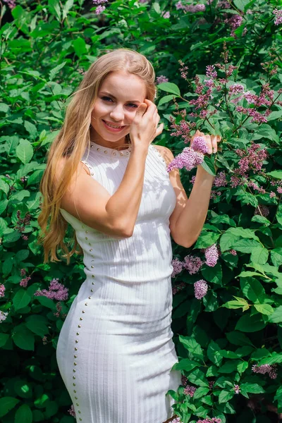 Lente Portret Van Een Charmante Blonde Vrouw Het Dragen Van — Stockfoto