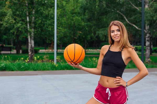 Bella Ragazza Bionda Vestita Con Maglietta Bianca Nera Pantaloncini Scarpe — Foto Stock