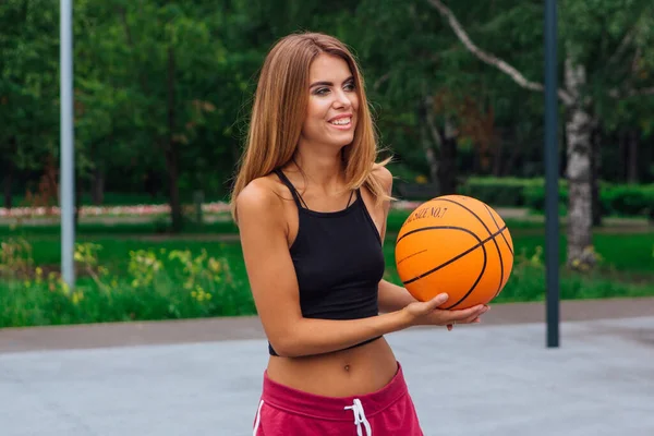 Menina Loira Bonita Vestida Com Shirt Branca Preta Shorts Tênis — Fotografia de Stock