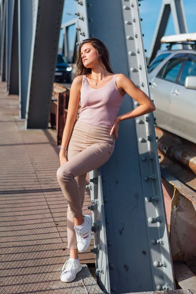 Retrato Cálido Verano Una Joven Mujer Hermosa Posando Viejo Puente —  Fotos de Stock