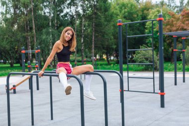 Sen güzel sarışın bir kadınsın. Bir akşam egzersizinden sonra dinleniyorsun.