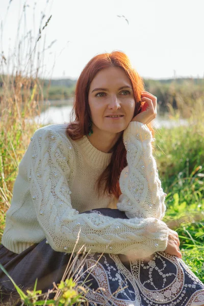 Morgenporträt Einer Schönen Glücklichen Frau Mit Roten Haaren Die Gras — Stockfoto