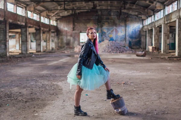 Retrato Una Joven Con Pelo Rosa Vestido Con Chaqueta Cuero — Foto de Stock