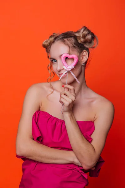 Chica Vestido Rojo Sobre Fondo Naranja Estudio Chica Rubia Con — Foto de Stock