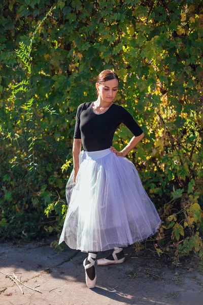 Bailarina Mujer Falda Ballet Blanca Bailando Con Zapatos Puntiagudos Parque — Foto de Stock