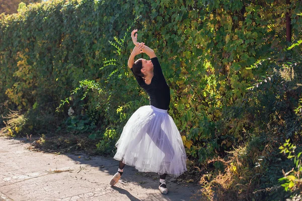 Bailarina Mujer Falda Ballet Blanca Bailando Con Zapatos Puntiagudos Parque — Foto de Stock