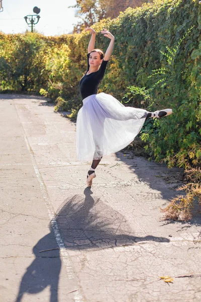 Vrouwelijke Ballerina Een Witte Balletrok Dansend Puntschoenen Een Gouden Herfstpark — Stockfoto