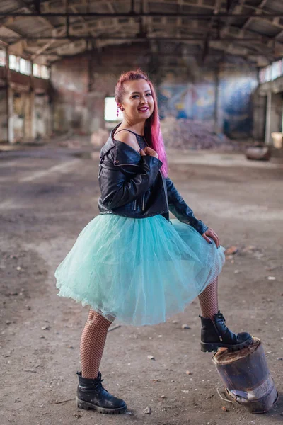 Retrato Una Joven Con Pelo Rosa Vestido Con Chaqueta Cuero — Foto de Stock