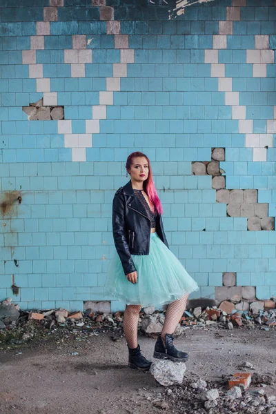 Chica Joven Con Pelo Rosa Vestido Con Chaqueta Cuero Una — Foto de Stock